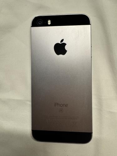 iPhone SE الجيل الأول