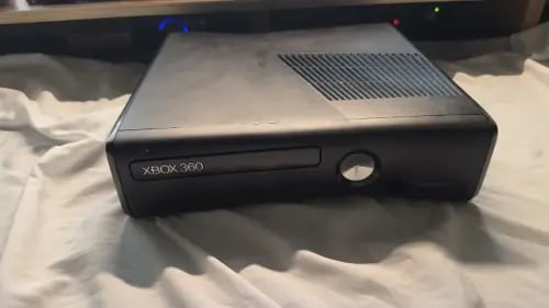 Xbox 360 — مهكر مع 50 لعبة