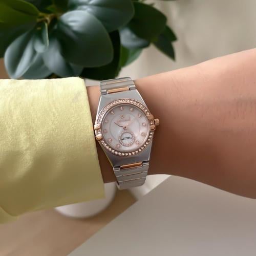 ساعة نسائية استيل بتصميم ملفت وحزام انيق لون روز ق...