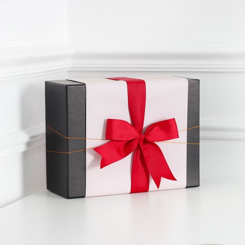 صندوق هدية بيج مع شريطة حمراء