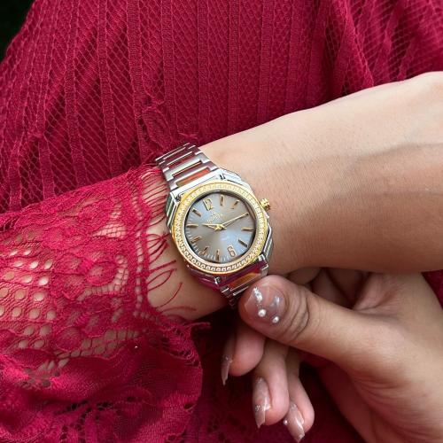 ساعة نسائية استيل بلون فضي و ذهبي اطار ذهبي ميناء...