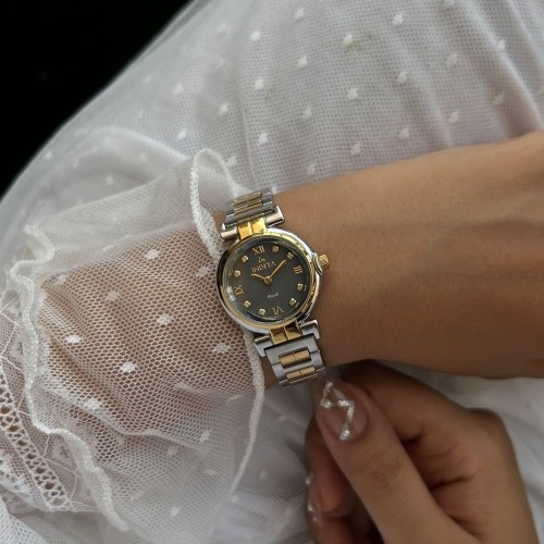 ساعة نسائية انديرا استيل بلون فضي و ذهبي ميناء رصا...