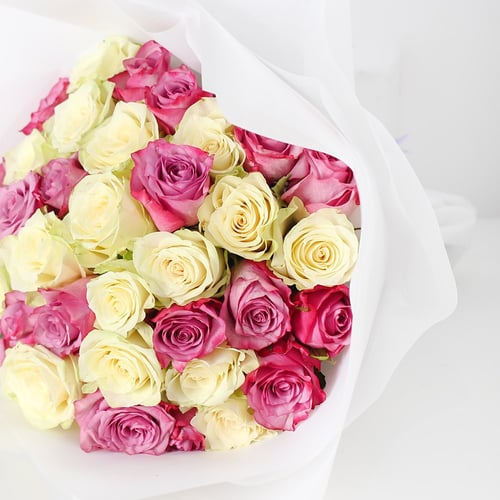 باقة الجوري ابيض وبنفسجي