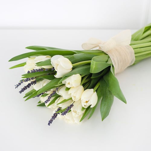 باقة التوليب الابيض مع اللافندر