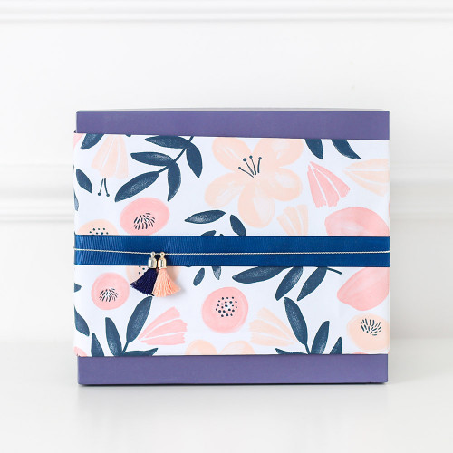 صندوق هدية محبة مع تغليف كحلي