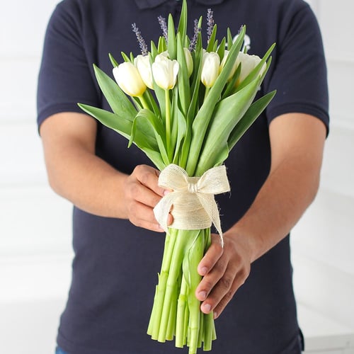 باقة التوليب الابيض مع اللافندر