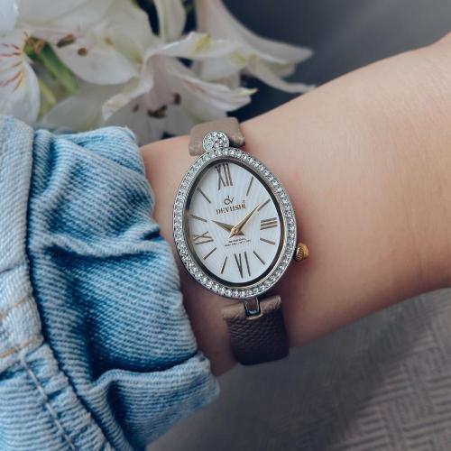 ساعة نسائية بتصميم مميز جلد بلون رمادي مؤشرات ذهبي...