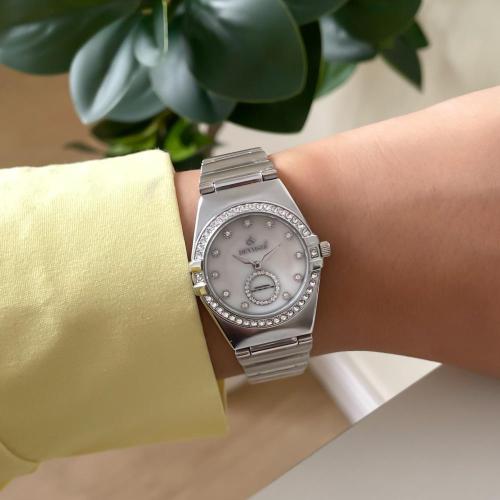 ساعة نسائية استيل بتصميم ملفت وحزام انيق لون فضي ا...