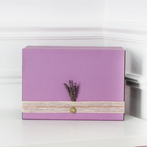 صندوق هدية اللافندر مع ميدالية برج