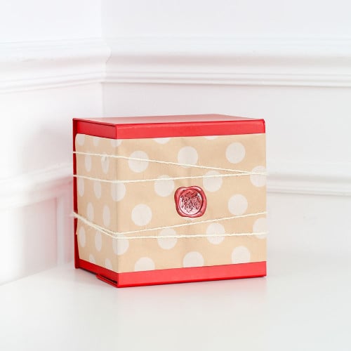 صندوق هدية أحمر صغير - ختم شمعي سنة حلوة