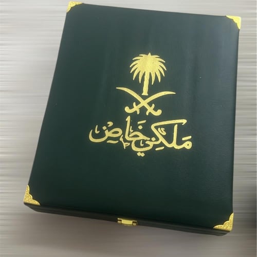 شماغ ملكي بريميرم غامق أنجليزي 2025