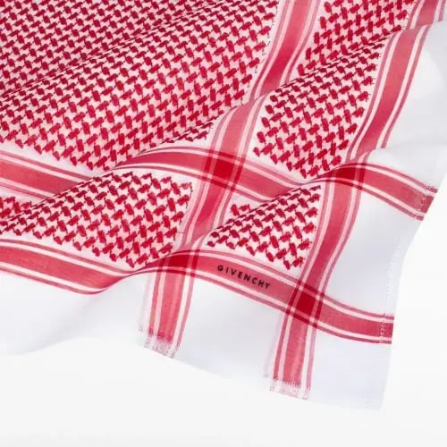 عرض ثلاث أشمغة جيفنشي