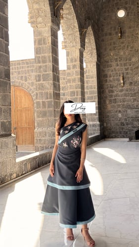 فستان بقصه جانبيه من الكتف