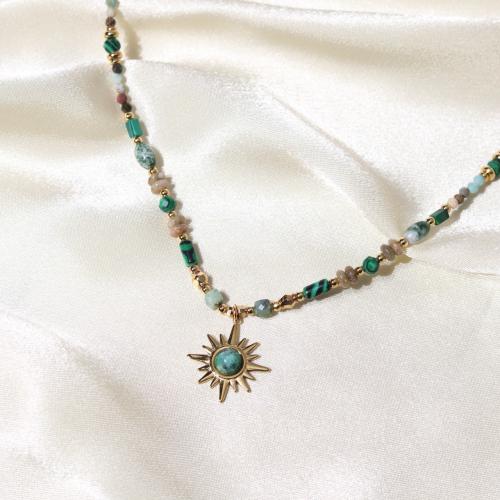 قلادة مزينة بأحجار طبيعية بتعليقة ذهبية شكل نجمة و...