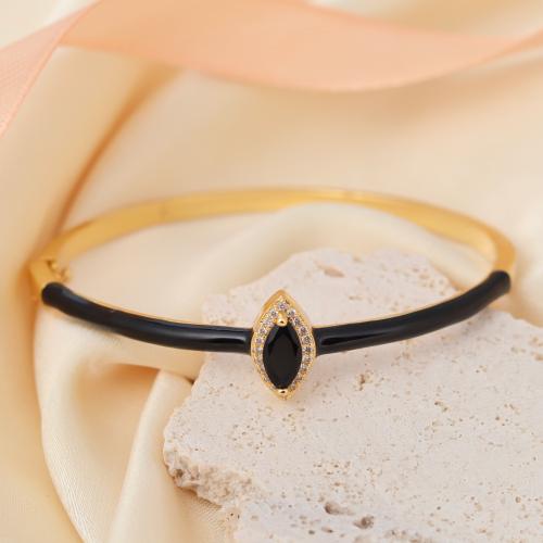 سوار مطلي بالذهب مزين بالكريستال المتوهج شكل دمعة