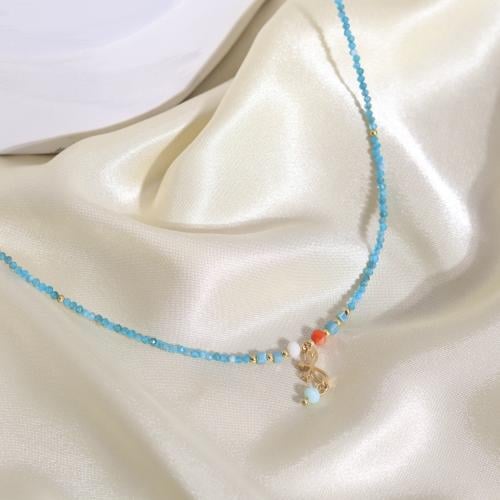 قلادة مزينة بالأحجار الطبيعية بتعليقة فيونكة