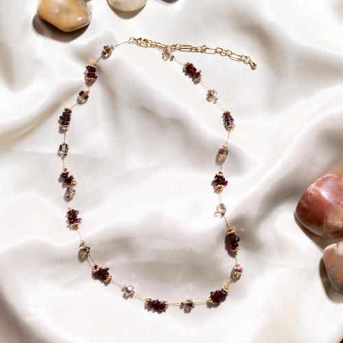 سلسلة مزينة بالأحجار الطبيعية وكريستالات متوهجة