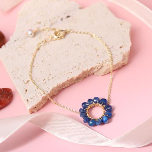 سوار مطلي بالذهب مزين بالحجر الطبيعي بتصميم فريد