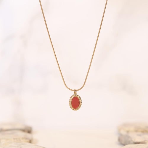 قلادة مطلية بالذهب بتعليقة جذابة