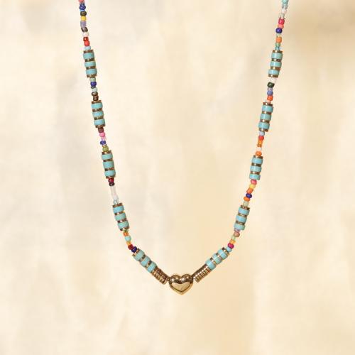 قلادة من الخرز الملون بتعليقة مطلية بالذهب شكل قلب