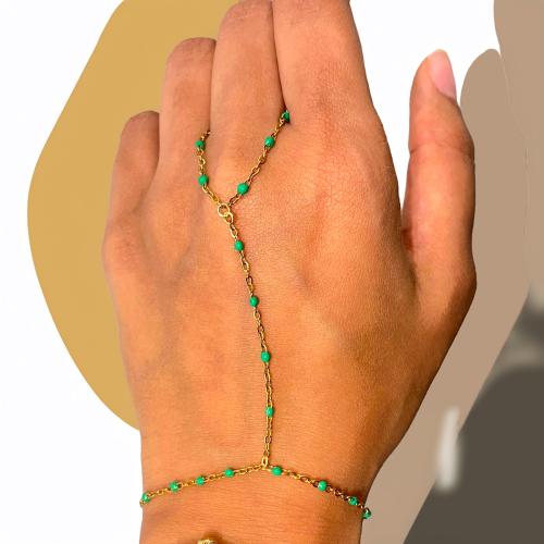 سوار الكف مطلي بالذهب ومزين بحبات الخرز