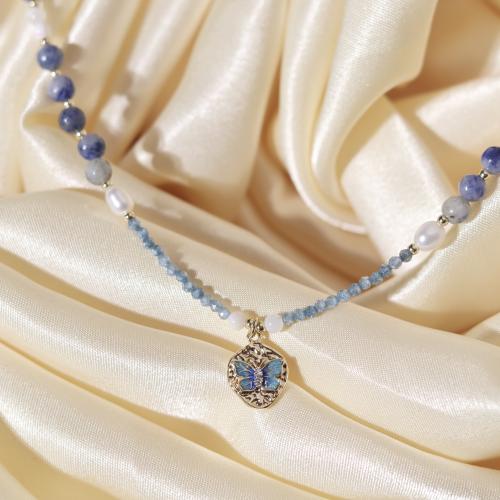 قلادة مزينة بالأحجار الطبيعية بلون البحر وحبات الل...