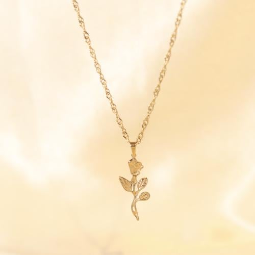 سلسلة مطلية بالذهب بتعليقة شكل وردة الجوري