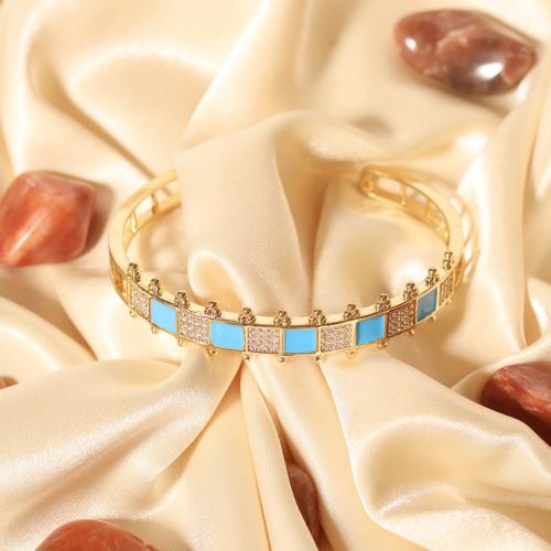 سوار مطلي بالذهب مزين بأحجار طبيعية وكريستال متوهج