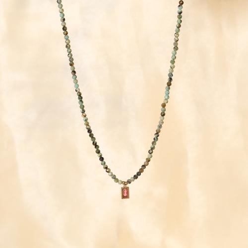 قلادة من الأحجار الطبيعية بتعليقة مطلية بالذهب مزي...