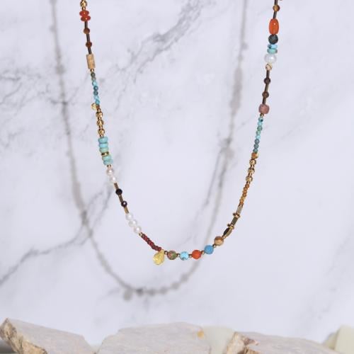 قلادة مزينة بالأحجار الطبيعية وحبات اللؤلؤ الطبيعي