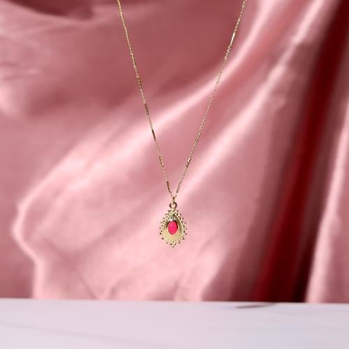 سلسلة ذهبية بتعليقة مزينة بحجر طبيعي لون فوشي