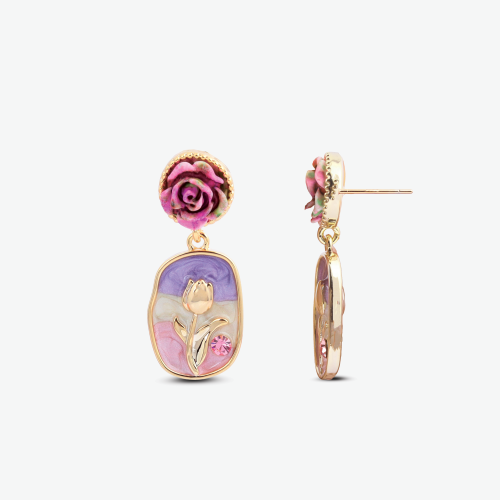 حلق مطلي بالذهب بتصميم ناعم