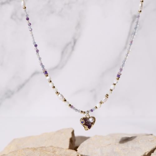 قلادة مزينة بحبات اللؤلؤ الطبيعي والصدف والأحجار ا...