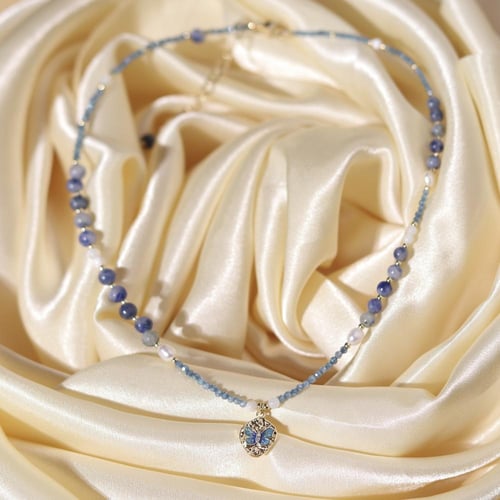 قلادة مزينة بالأحجار الطبيعية بلون البحر وحبات الل...