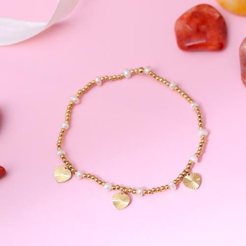 سوار بتصميم ناعم مزين بتعليقات القلوب