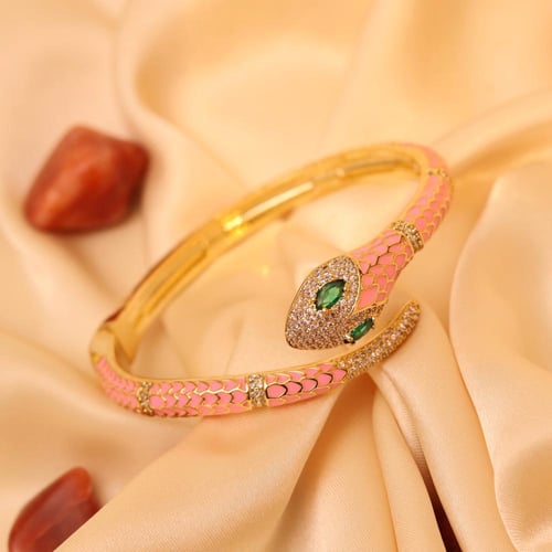 سوار مطلي بالذهب مزين بكريستال متوهج