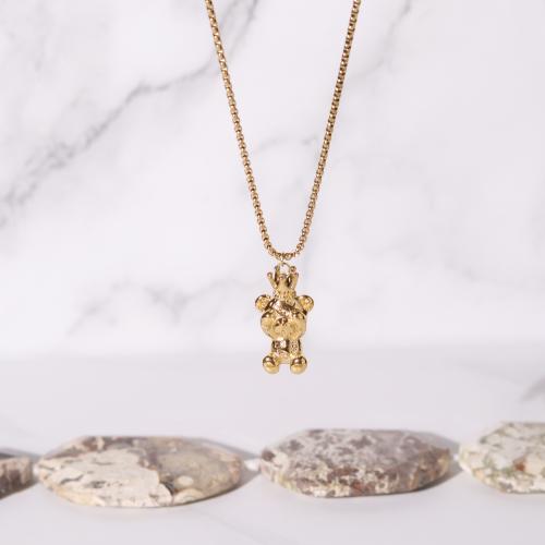 سلسلة مطلية بالذهب بتعليقة شكل دبدوب بعبارة Lucky