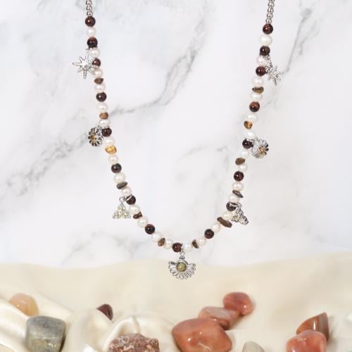 قلادة مزينة بحبات اللؤلؤ الطبيعي والأحجار الطبيعية...