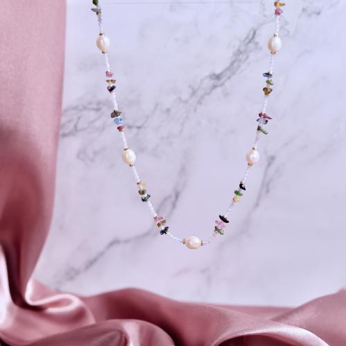 قلادة مزينة بالأحجار الطبيعية وحبات اللؤلؤ الطبيعي...