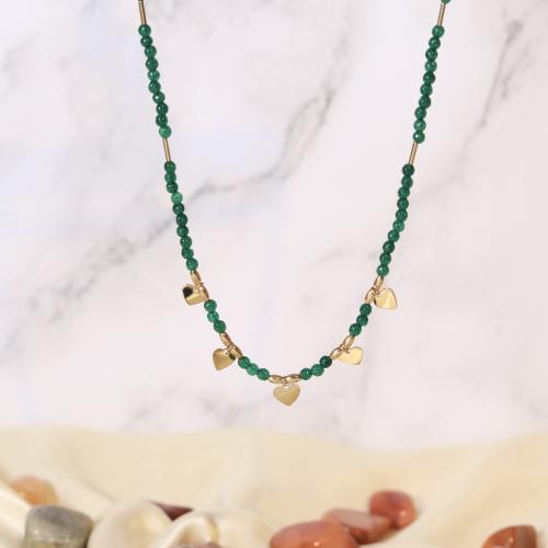 قلادة مزينة بأحجار طبيعية باللون الأخضر الجذاب بتع...