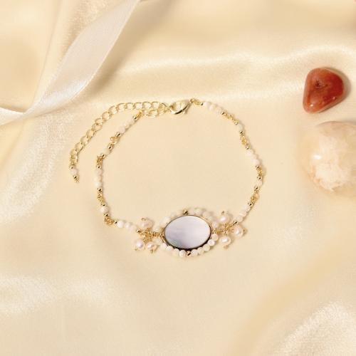 سوار مطلي بالذهب بتصميم فريد مزين بالصدف الطبيعي و...