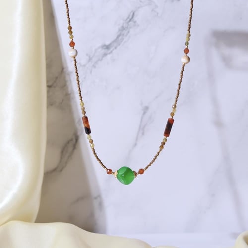 قلادة مزينة بالأحجار الطبيعية وحبات اللؤلؤ الطبيعي