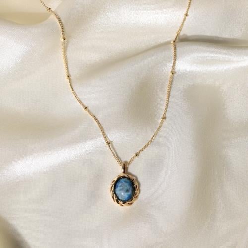 سلسلة ذهبية بتعليقة مزينة بحجر طبيعي لون ازرق رخام...
