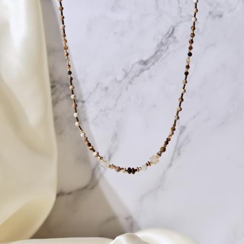 قلادة مزينة بالأحجار الطبيعية والخرز