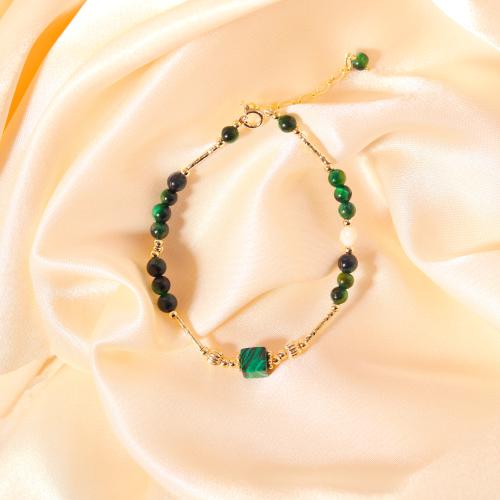 سوار من الاحجار الطبيعية باللون الاخضر الجذاب