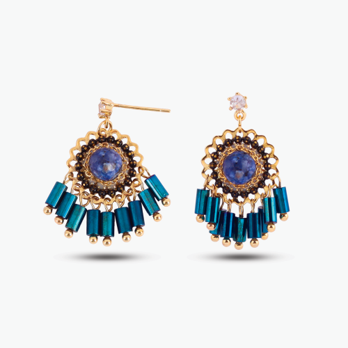 حلق مطلي بالذهب بتصميم فريد وملفت مزين بالكريستال...