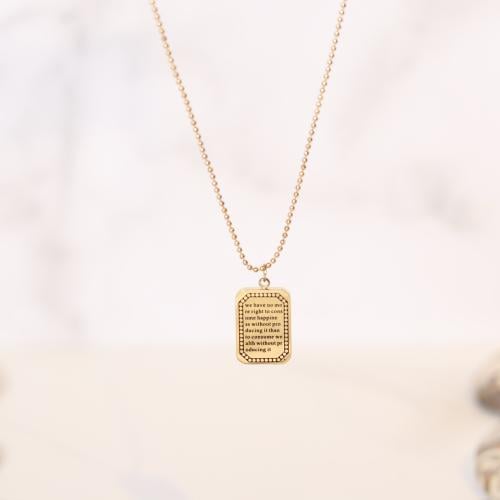 قلادة مطلية بالذهب بتعليقة مستطيلة بعبارة