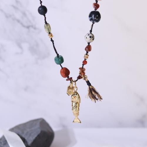 قلادة مصنوعة من الخيط مزينة بأحجار طبيعية بتعليقة...