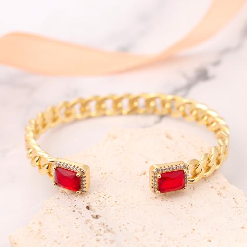 سوار مطلي بالذهب مزين بالكريستال المتوهج