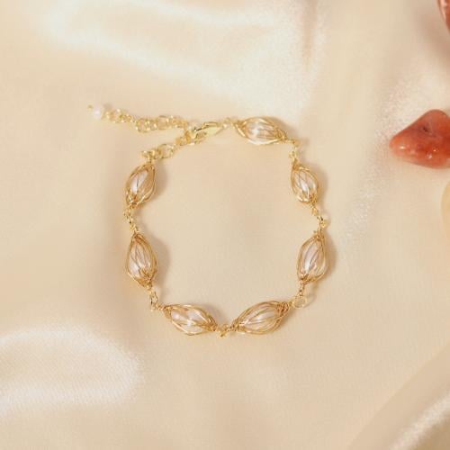 سوار مطلي بالذهب بتصميم فريد مزين باللؤلؤ الطبيعي